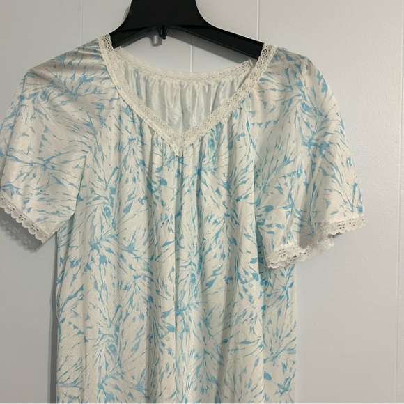 Vintage Gotham New York‎ medium, White and Blue Floral Nightgown - Picture 2 of 11